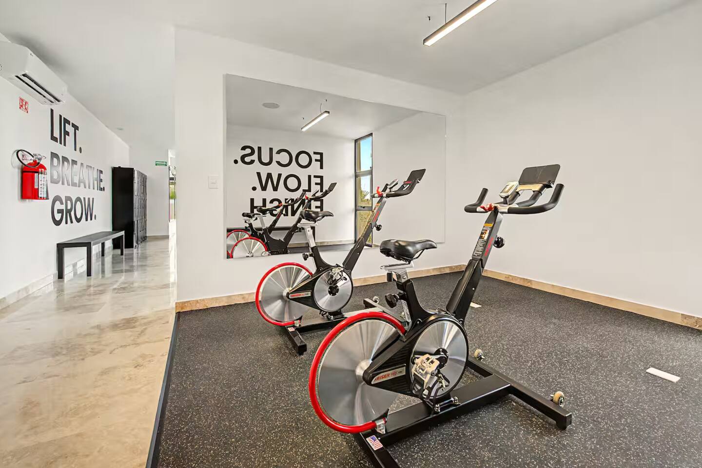 El gimnasio cuenta con 2 bicicletas fijas y también incluye caminadoras, mancuernas, pesas libres, pesas rusas, balones medicinales, bancos de pesas, equipo de fuerza, máquina de poleas y costal de box con guantes para un entrenamiento completo.