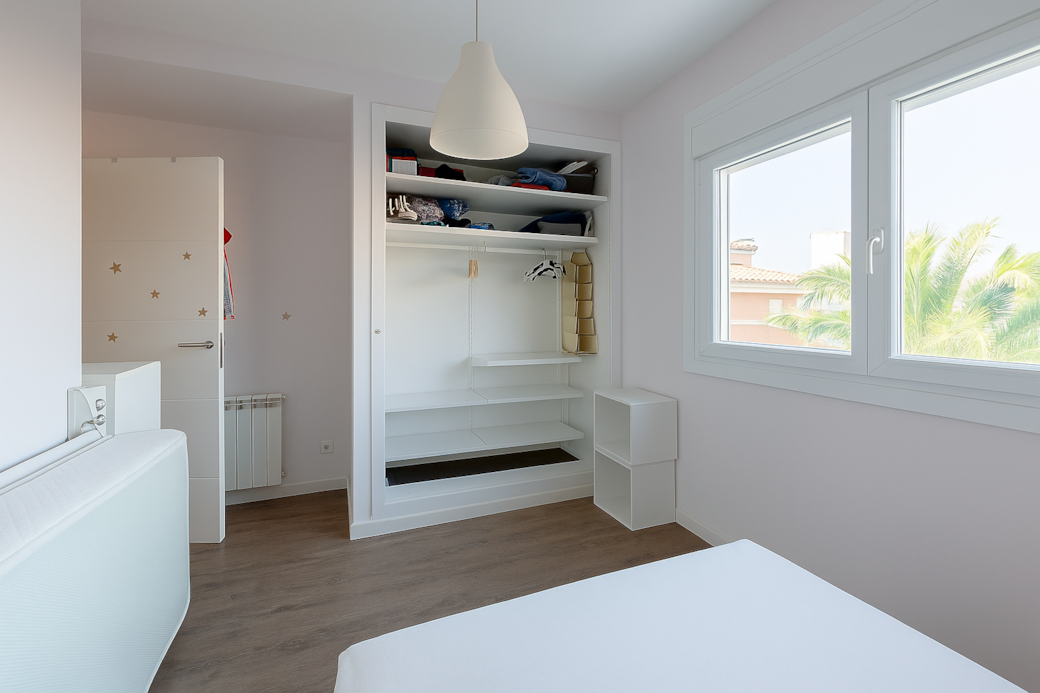 Double bed (1.35 x 1.90 m) with TV, wardrobe, and bedside table. A cozy and functional space for you. 