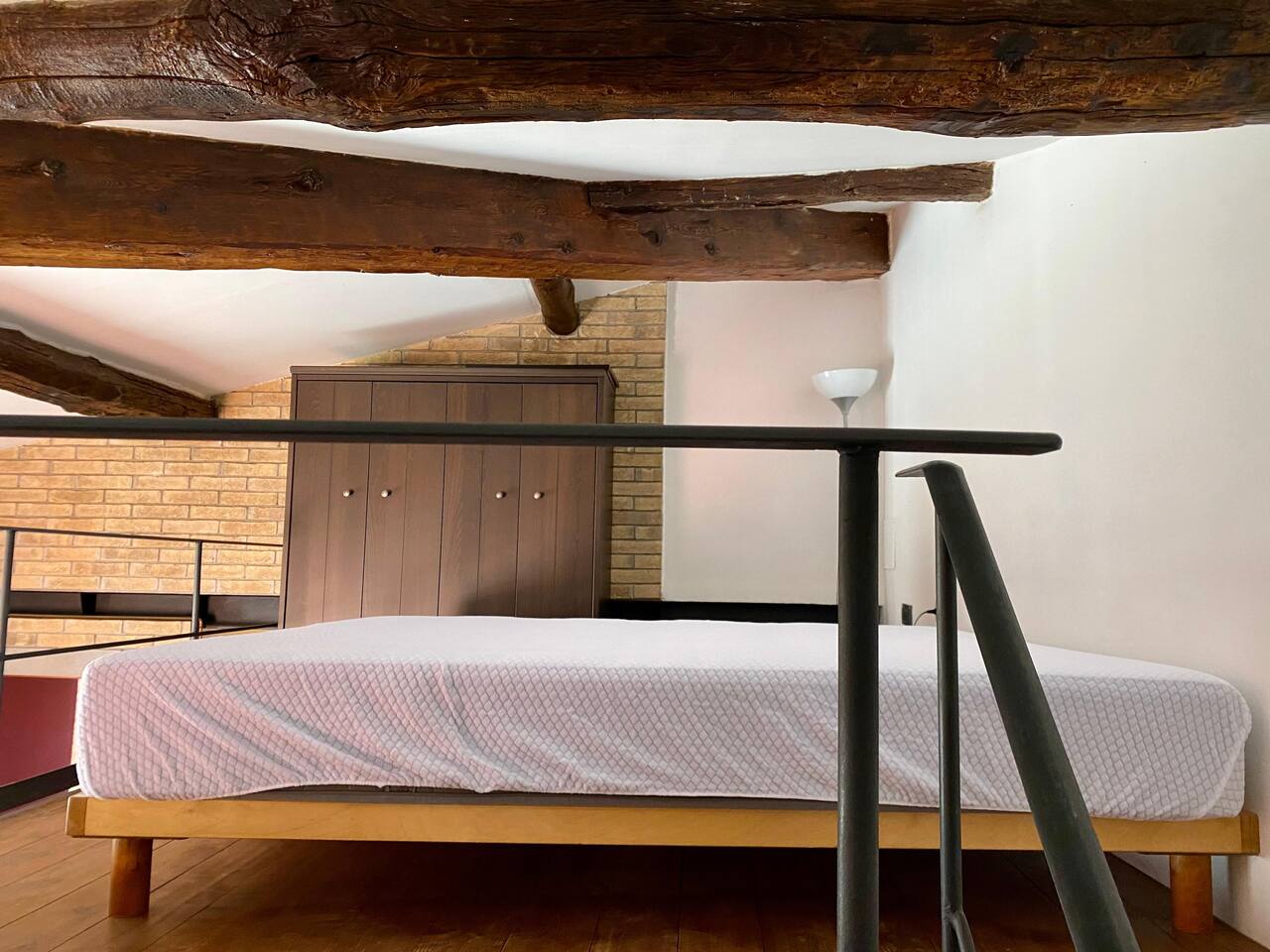 Camera da letto soppalcata con armadi