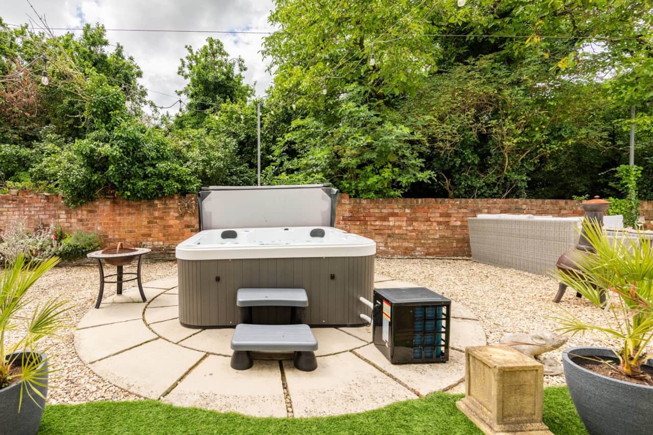 The six-person hot tub, exclusively yours during your stay