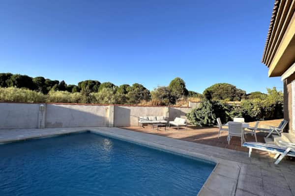 Chalet con piscina y tranquilidad
