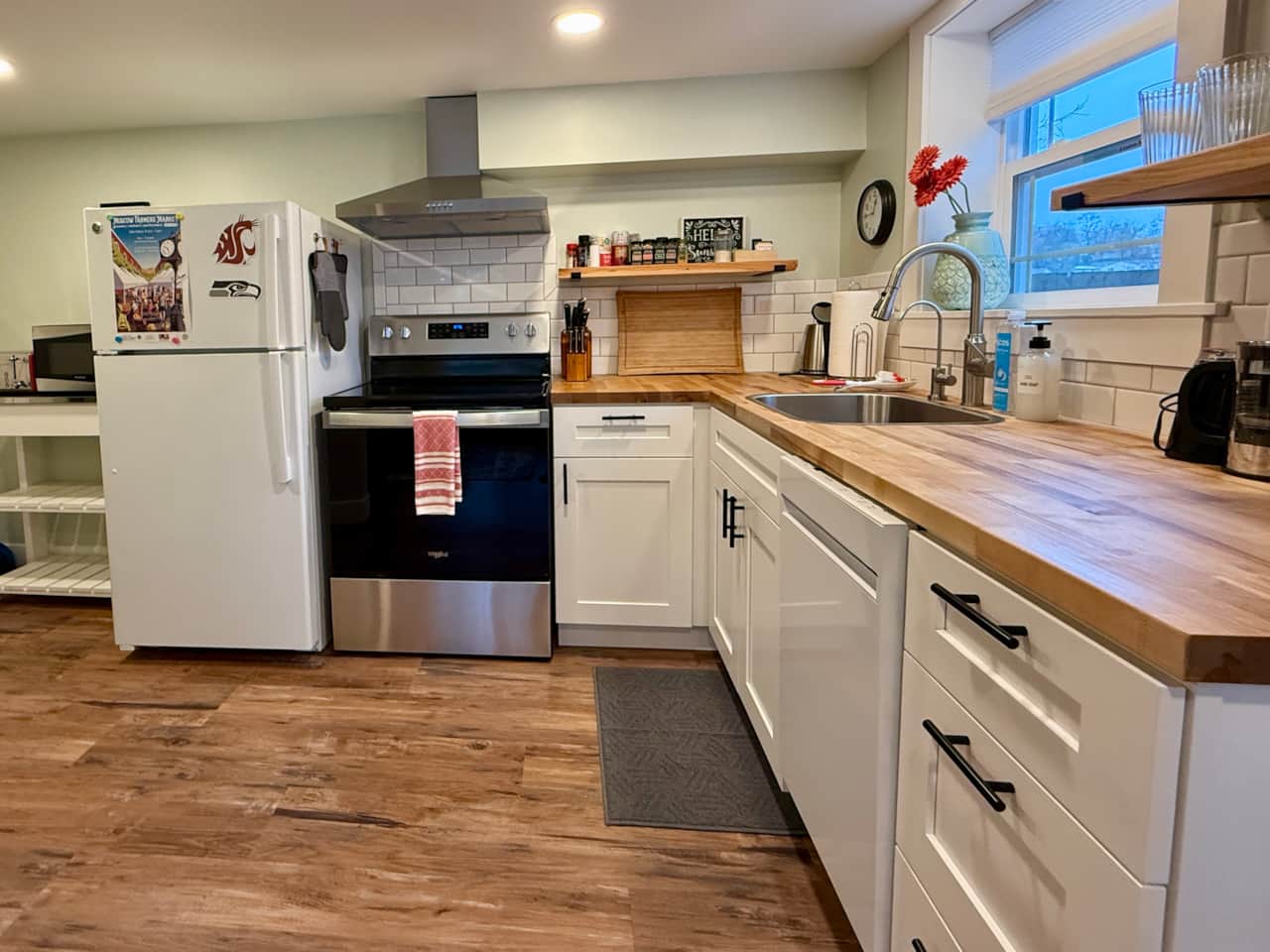 Full kitchen