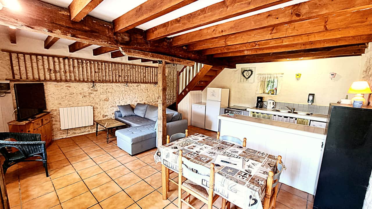 Salle à manger lumineuse dans La Mangeoire