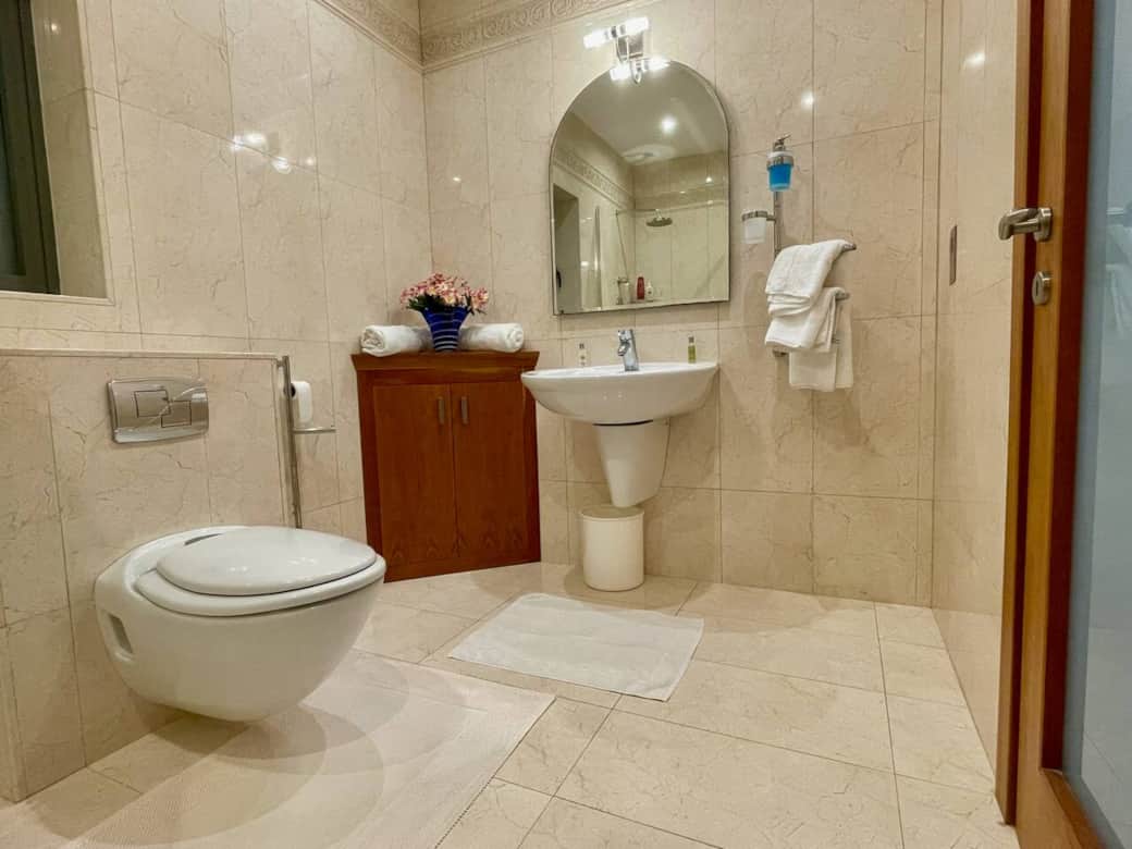 Master bedroom - Ensuite bathroom