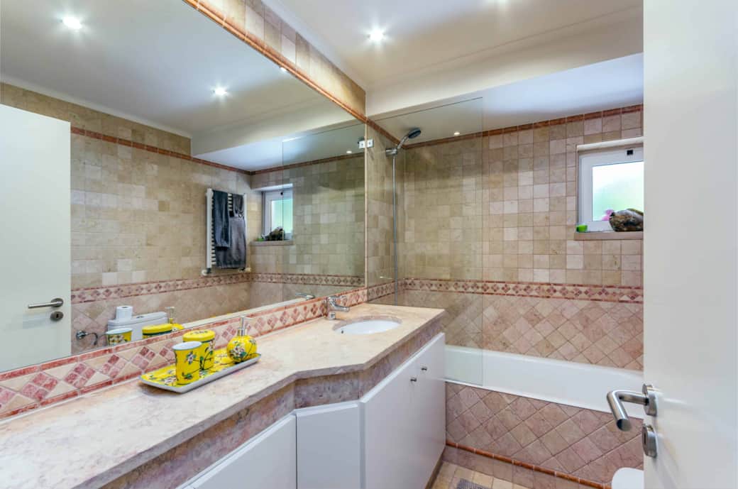 Master en-suite bathroom