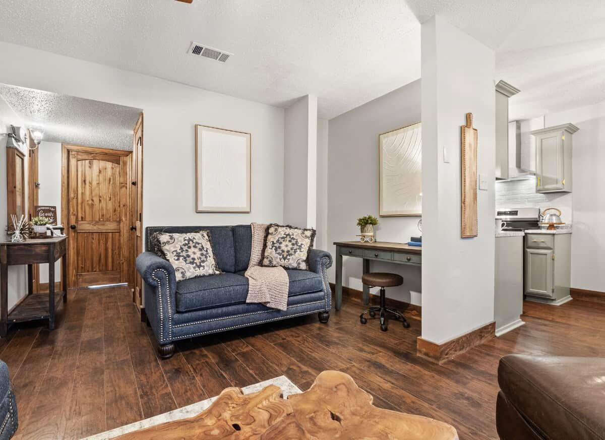 Built-in office area… plenty of furniture for guests to relax
