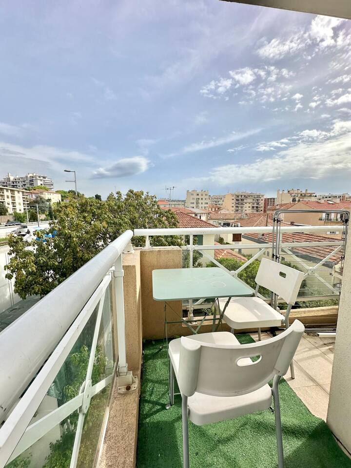 Nice ouest : studio climatisé, proche plages, Nice