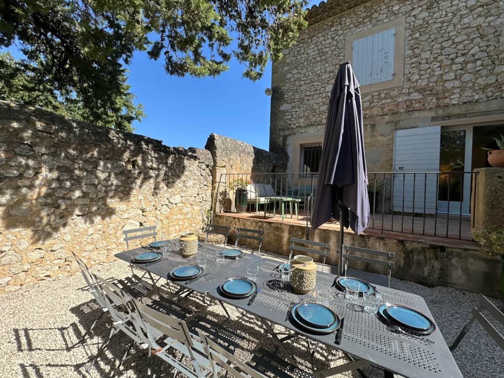 entrée, terrasse, parasol, salon de jardin, espace repas, extérieur, tables, chaises