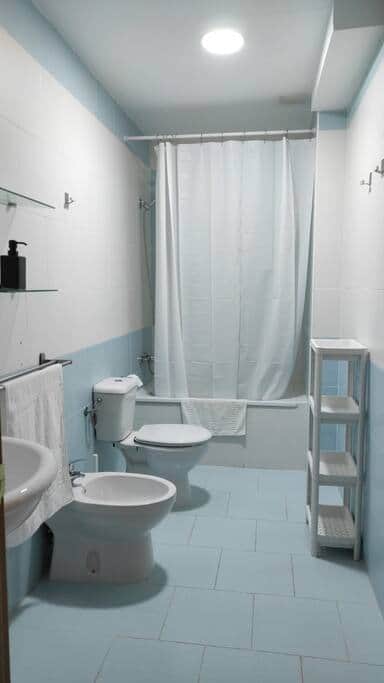 Baño completo con bañera y bidet