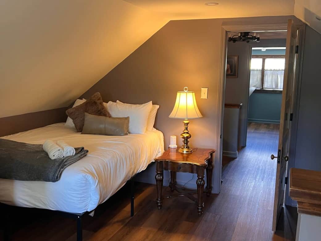 Upstairs Large Bedroom with Queen Bed. Upstairs Large Bedroom with Queen Bed.