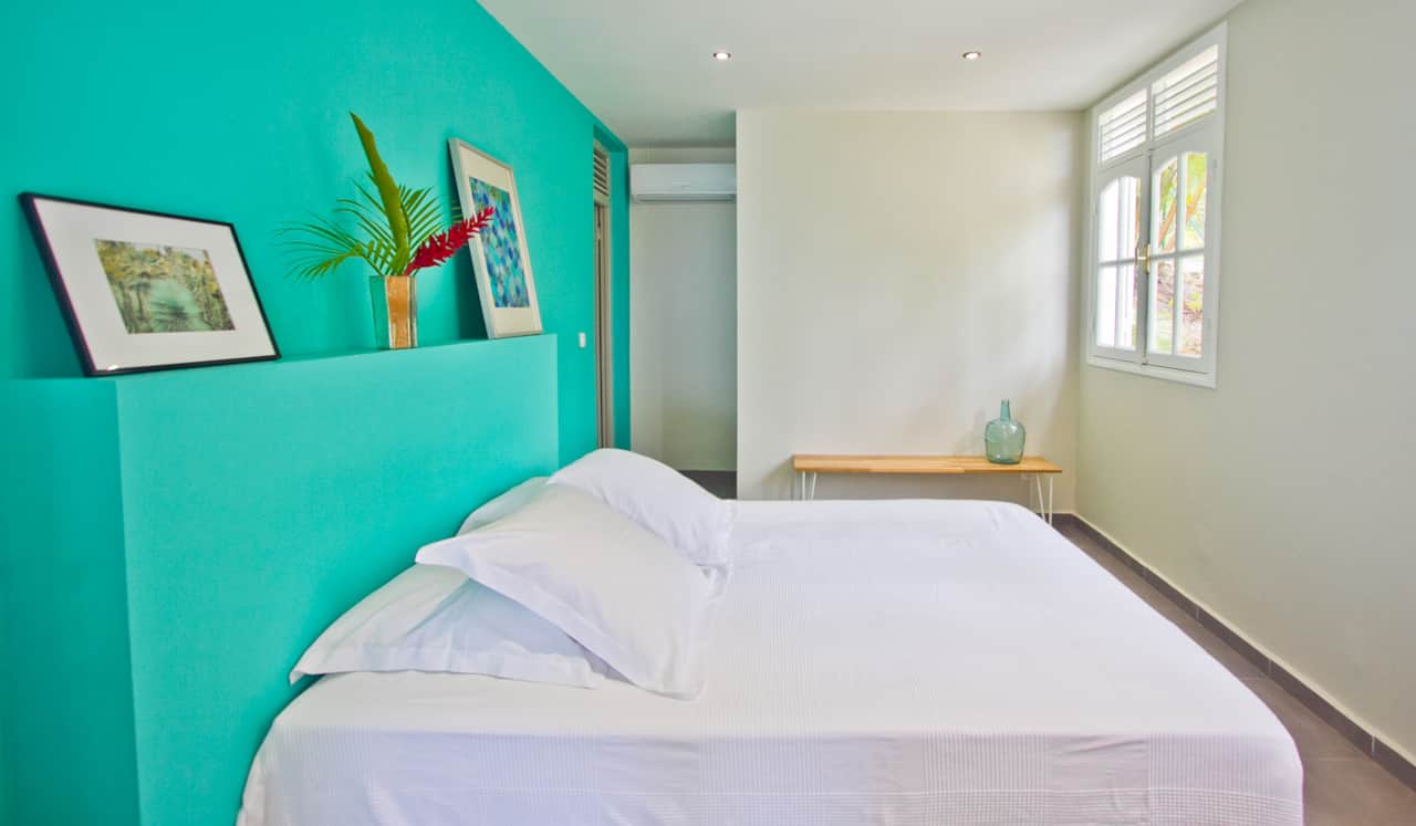 La chambre climatisée avec un lit de 160 par 200