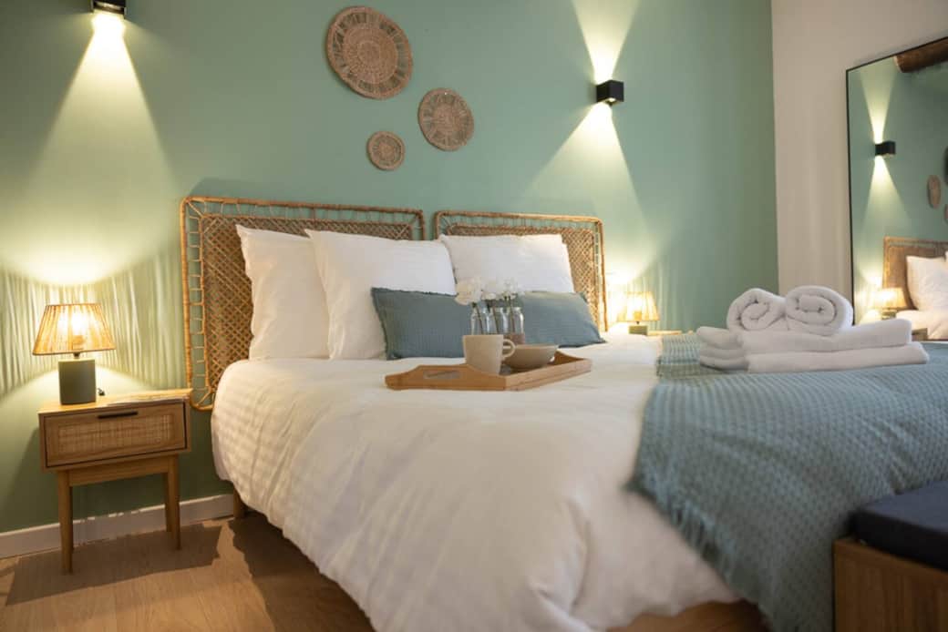 Une parenthèse délicate et haut de gamme : draps de lit et linge de qualité hôtelière fabriqués en France pour votre séjour dans votre suite appartement "L'instant suspendu", un T2 de 52 m2.