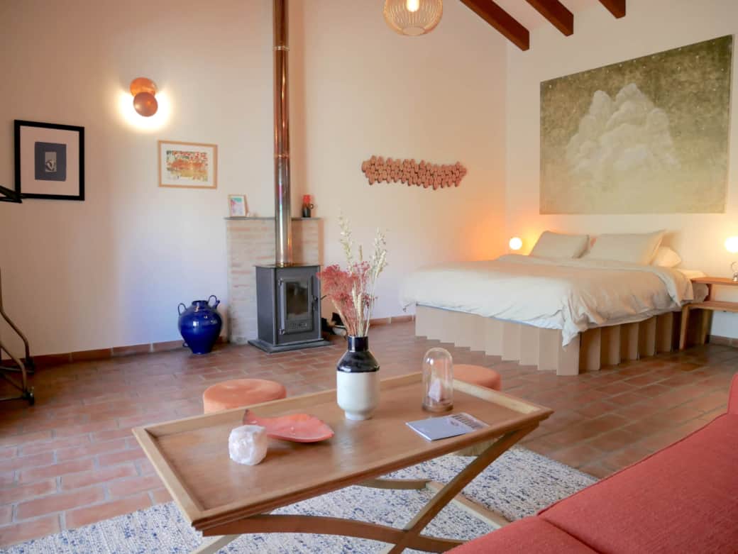 180cm sustainably made double Bed, fire place and lounge