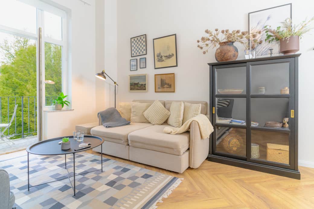 Couch im Wohnzimmer mit Balkon