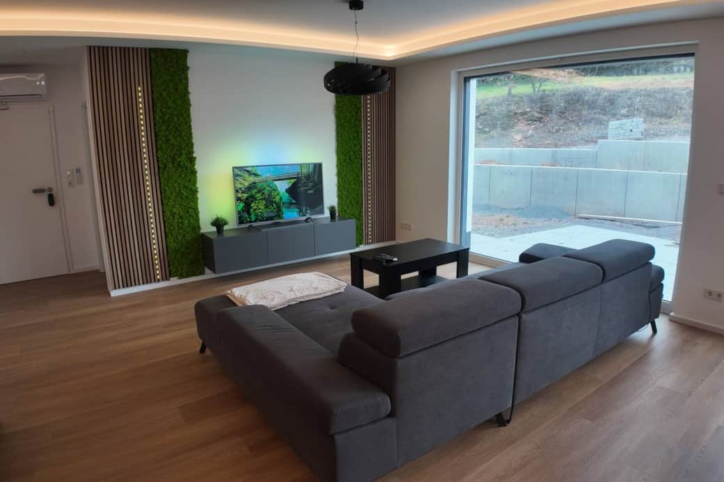 Wohnzimmer mit TV-Wand