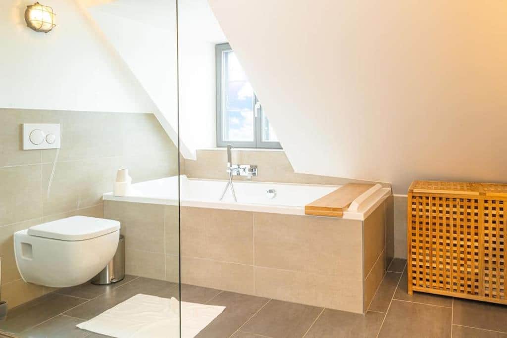 Badezimmer mit separater Dusche und Badewanne Badezimmer mit separater Dusche und Badewanne