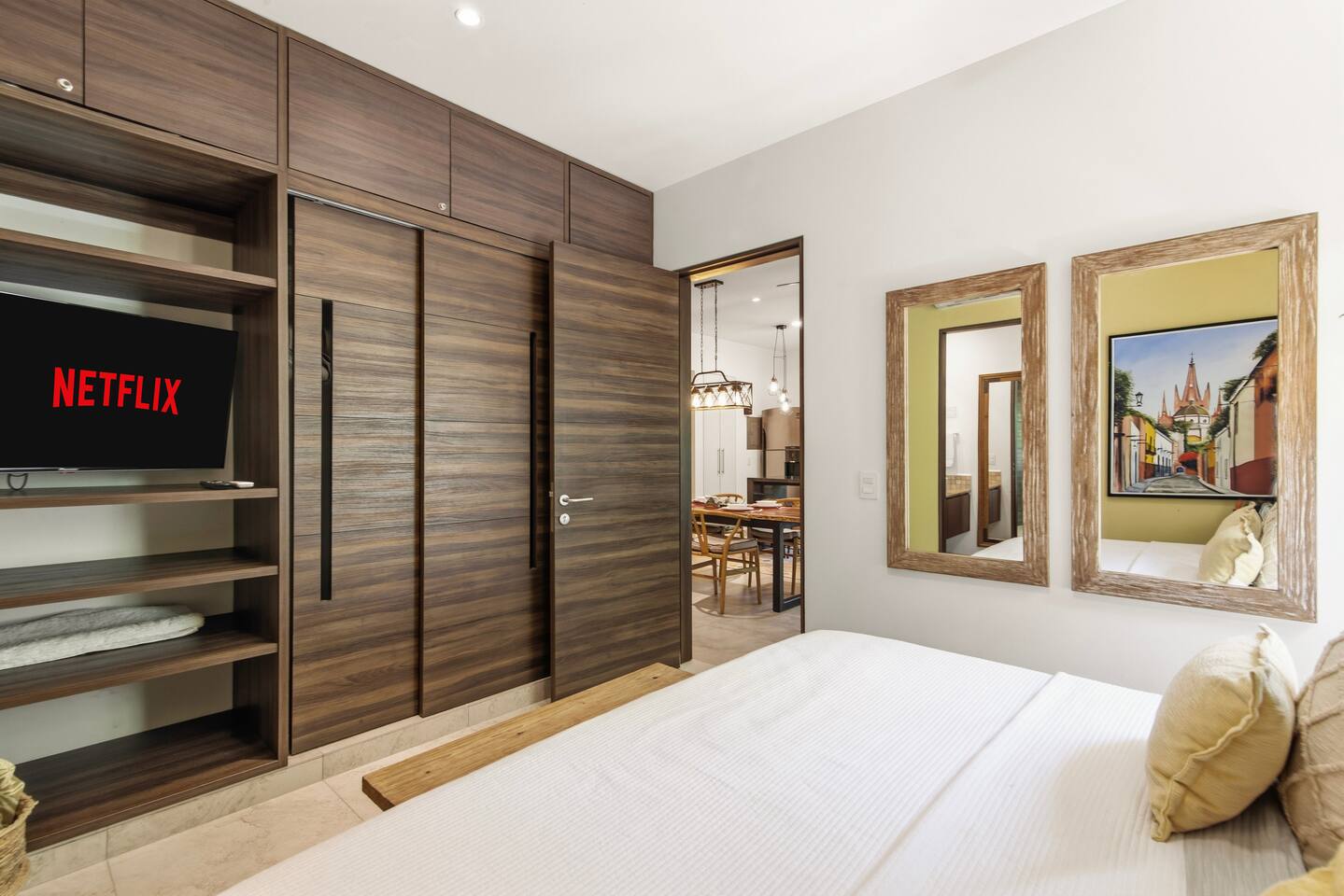 Este dormitorio no solo ofrece una cómoda cama king-size, aire acondicionado, un baño privado en-suite y persianas opacas, sino también un Smart TV para sus servicios de streaming favoritos y un amplio armario para que se sienta como en casa.