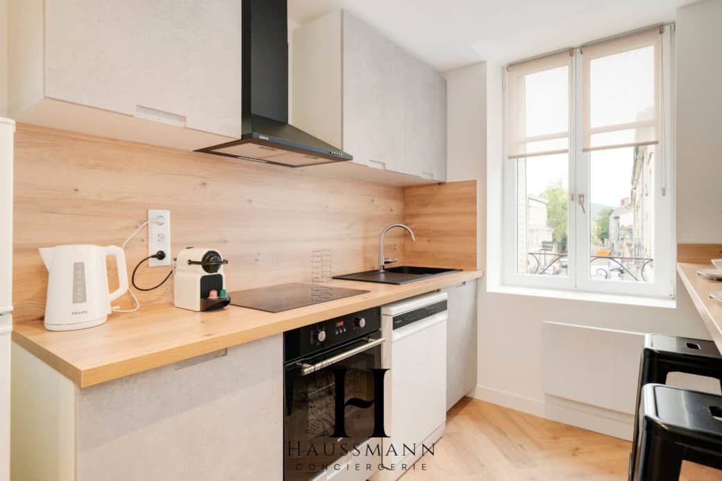 Profitez d’une cuisine fonctionnelle comprenant tous les équipements nécessaires : plaque de cuisson, réfrigérateur, four, micro-ondes, lave-vaisselle, machine à café, bouilloire et grille-pain, avec un coin repas pour deux personnes. Profitez d’une cuisine fonctionnelle comprenant tous les équipements nécessaires : plaque de cuisson, réfrigérateur, four, micro-ondes, lave-vaisselle, machine à café, bouilloire et grille-pain, avec un coin repas pour deux personnes.