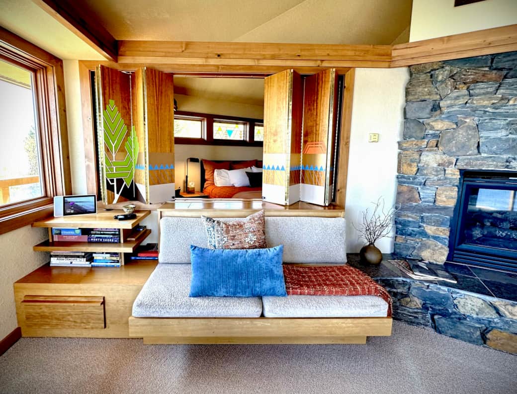 Smart TV rises by remote control between the living room and bedroom