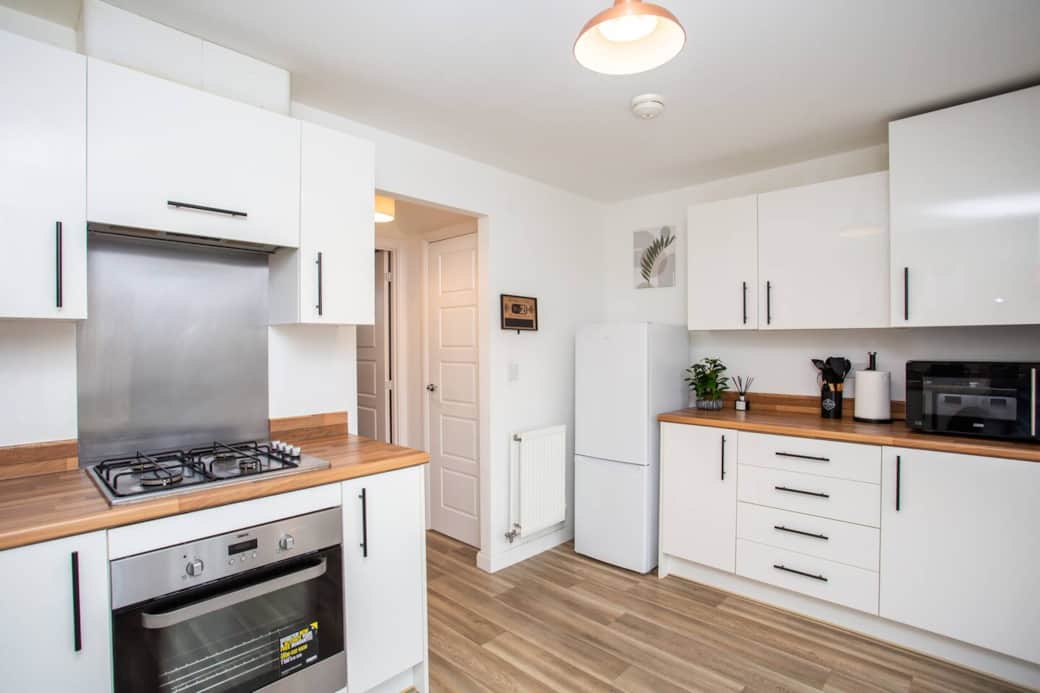 Fully equipped kitchen with modern appliances, perfect for short and extended stays