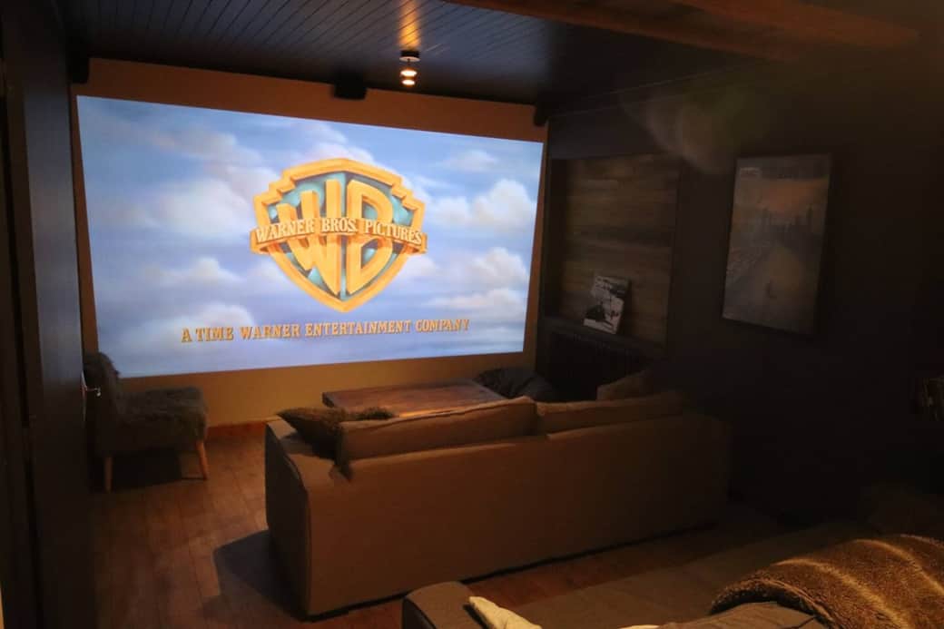 Salle de cinéma au R0 pour passer des soirées ciné en familles ou entre amis ! De nombreux DVDs sont à votre disposition. Salle de cinéma au R0 pour passer des soirées ciné en familles ou entre amis ! De nombreux DVDs sont à votre disposition.