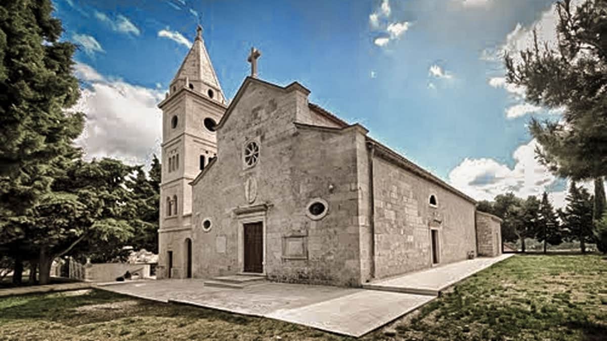 Kirche des Heiligen Georg über der Altstadt von Primošten