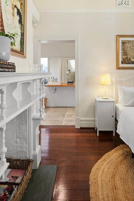 Master bedroom to ensuite 