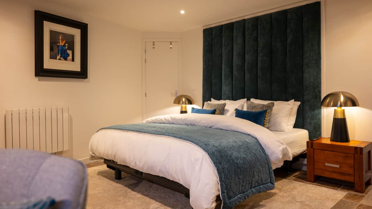 Super king-size bed (180 × 200 cm) with soft bedding and elegant décor