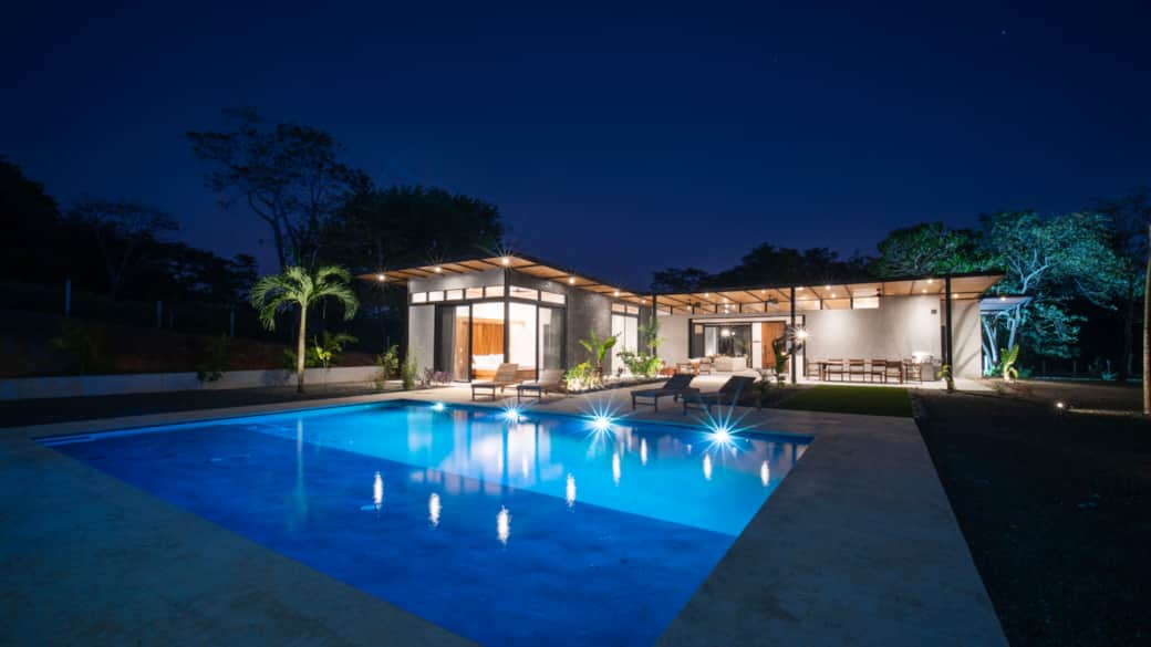 Villa Lux Grande Outdoor Big Baja pool .