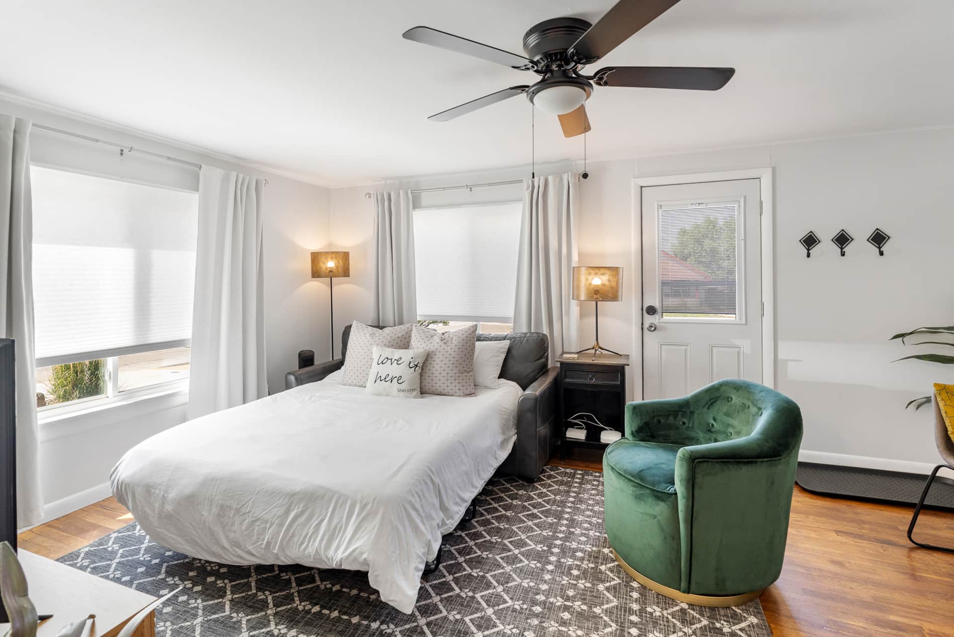 Emerald City Bungalow entry