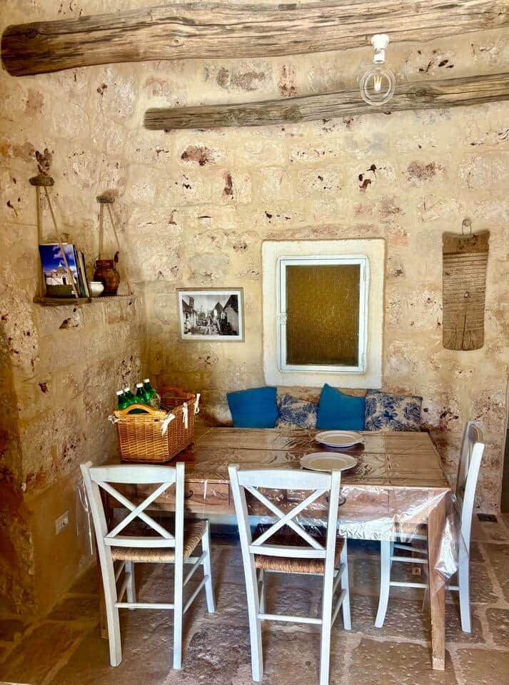 Sala da pranzo interna. Sala da pranzo interna.