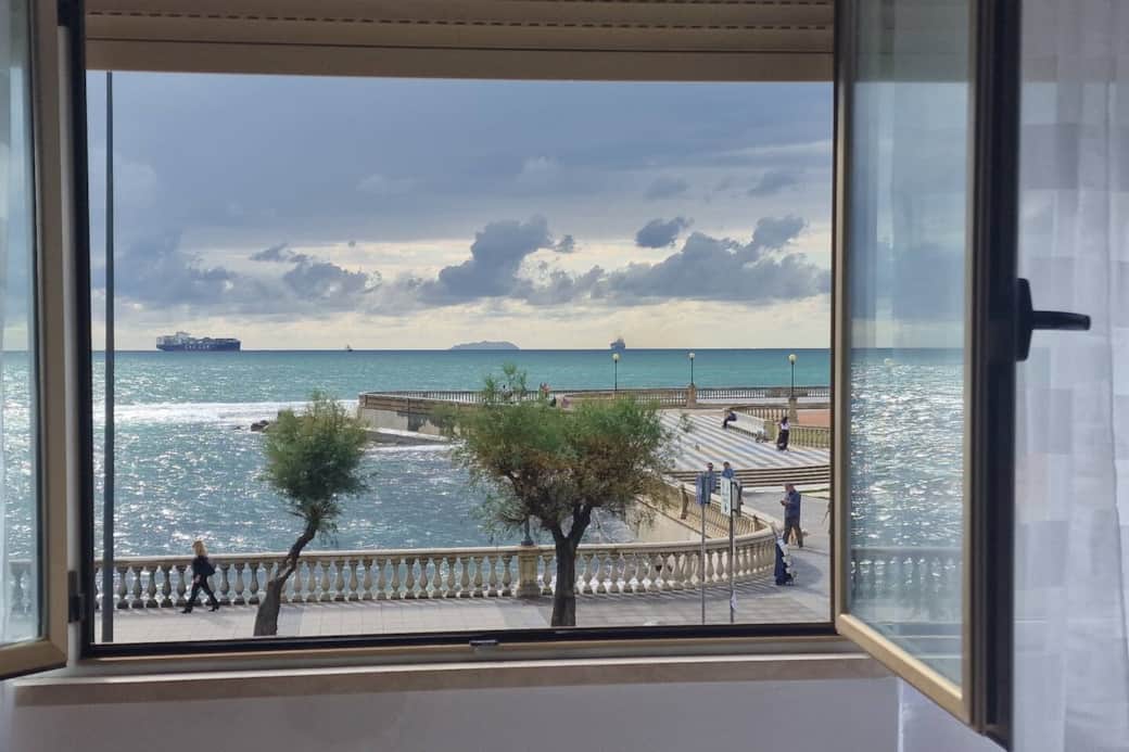 La vista mare giornata nuvolosa