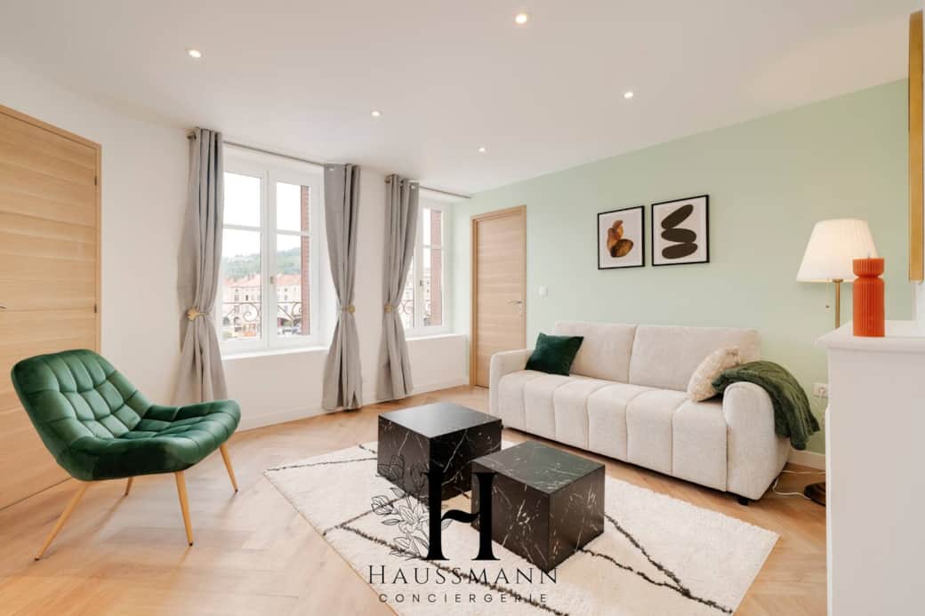 Un salon moderne avec canapé convertible, fauteuil design et décoration élégante, équipé d’une TV 4K et du Wi-Fi haut débit. Un salon moderne avec canapé convertible, fauteuil design et décoration élégante, équipé d’une TV 4K et du Wi-Fi haut débit.