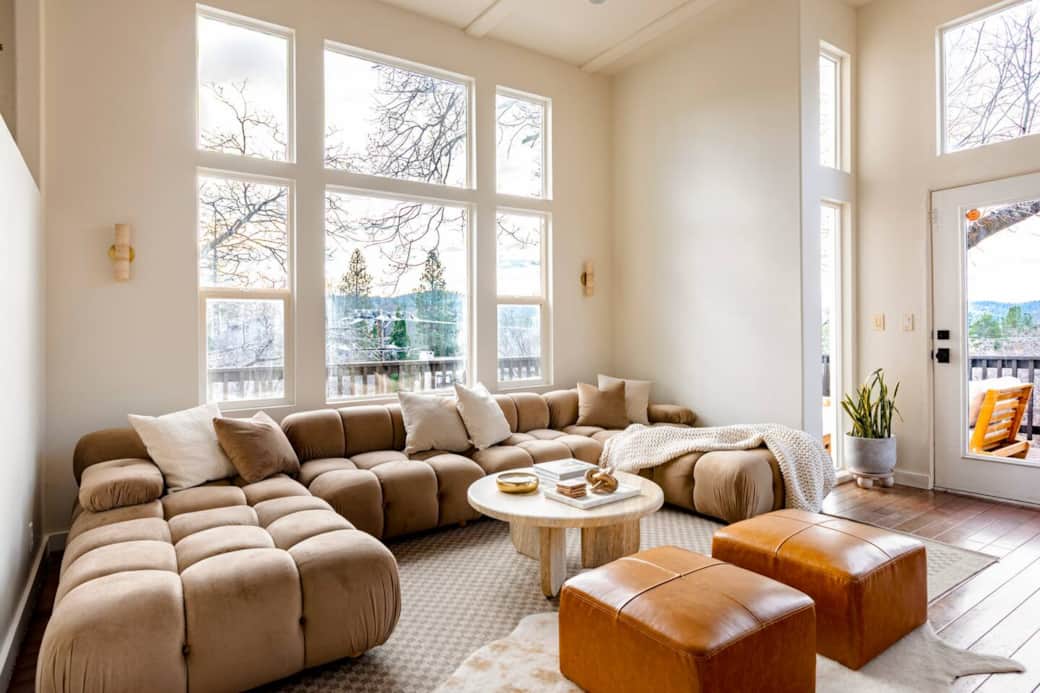 Sunken living room, seating for 10, gas fire place and lake views and deck access