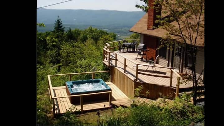 A soak above the clouds! Experience mountain living at its finest, complete with a 4-person hot tub.