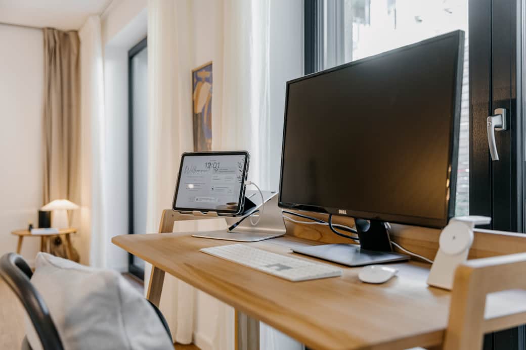Komfortabler Schreibtisch für Homeoffice und Laptoparbeit