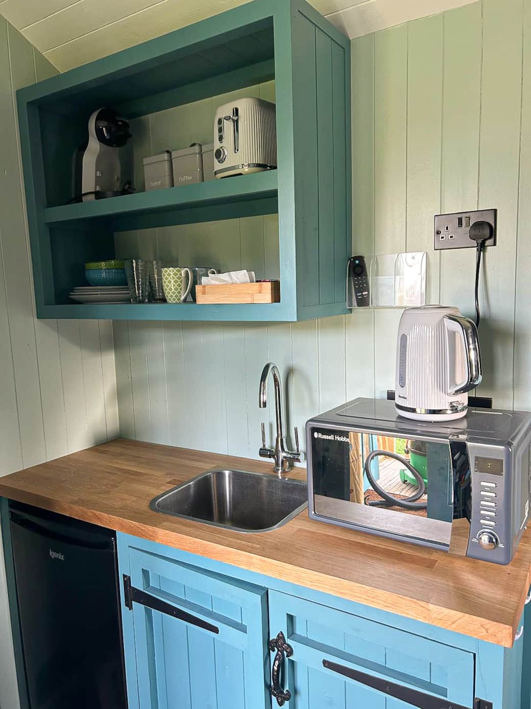 Fully equipped kitchenette with coffee machine, kettle and microwave.
