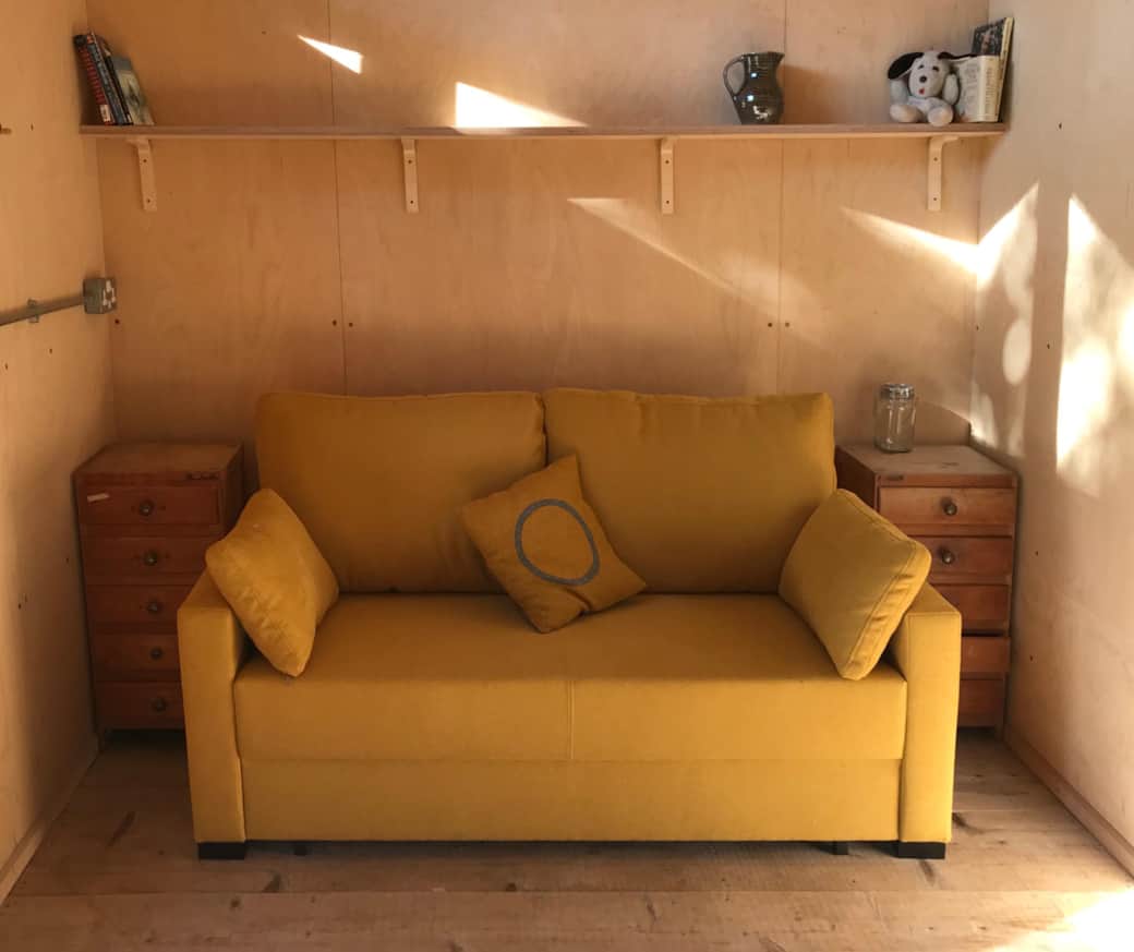 Caban yr afon sofa web