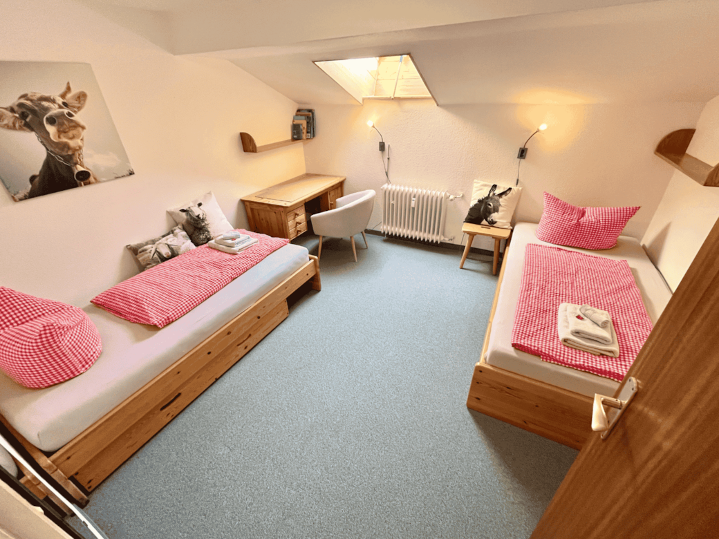 2nd bedroom with two single beds (0.90 x 2.00m)