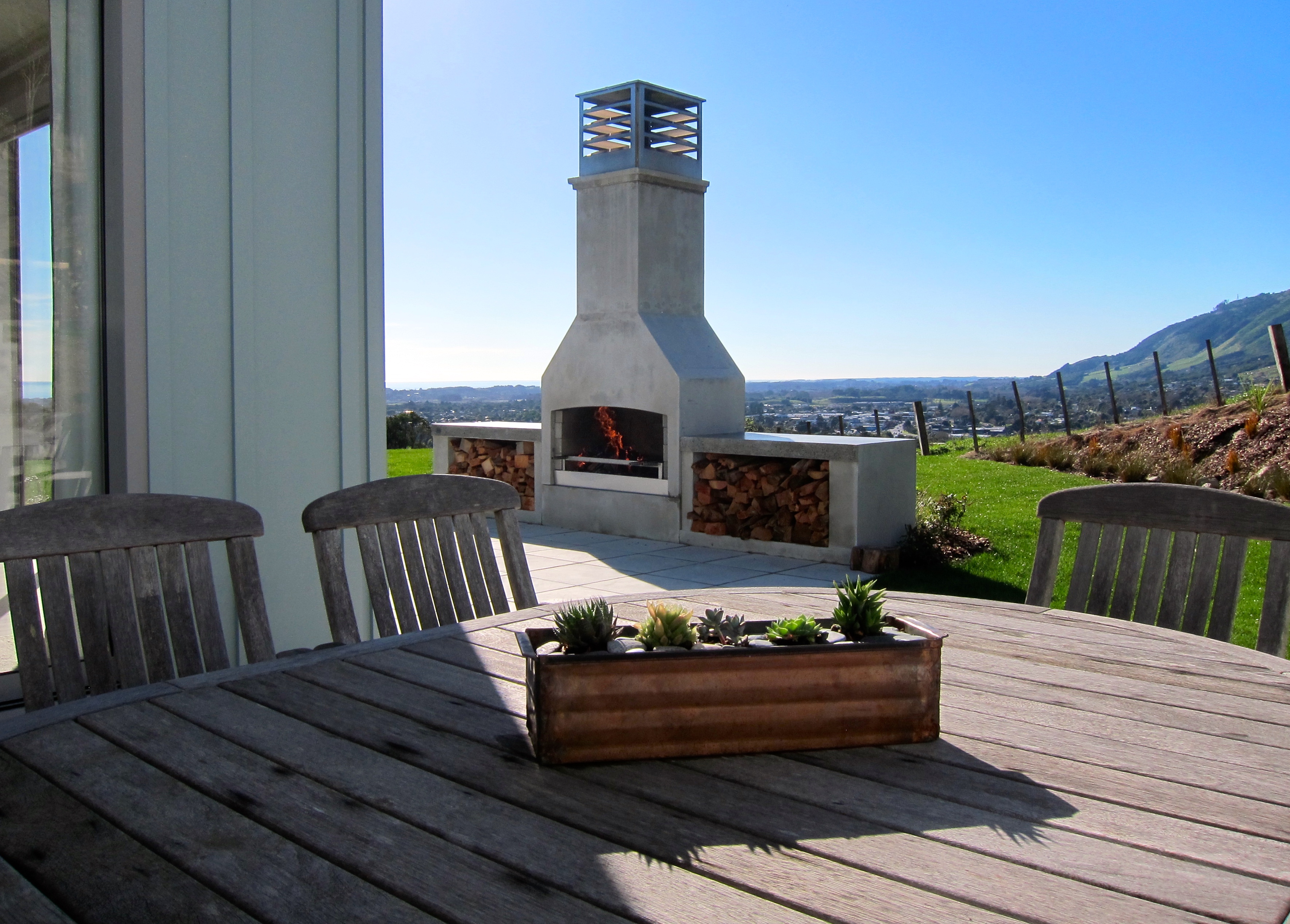 Aston Road Villa - Warmth and ambience of an outdoor fire.