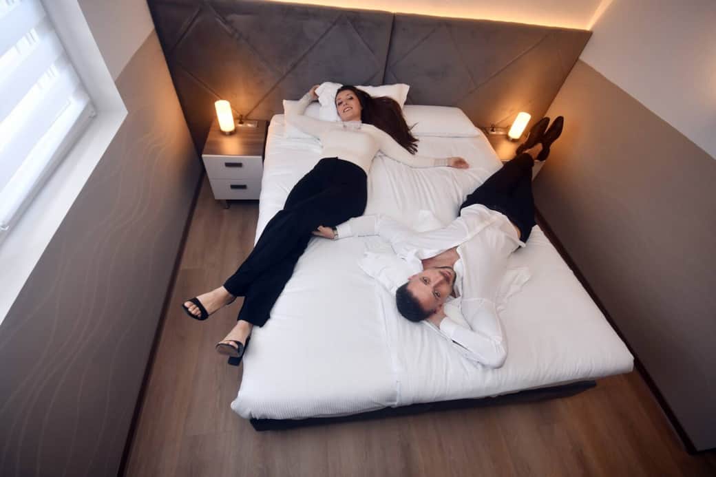 Chambre élégante avec lit double et ambiance zen.
