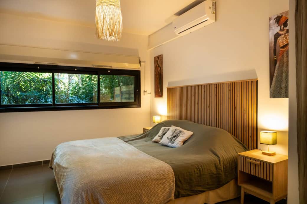 Une grande chambre avec un lit king size, une literie de qualité, dans un style très chaleureux. 
Cette chambre est climatisée pour ainsi faire de bonnes nuits avant d'attaquer une bonne journée