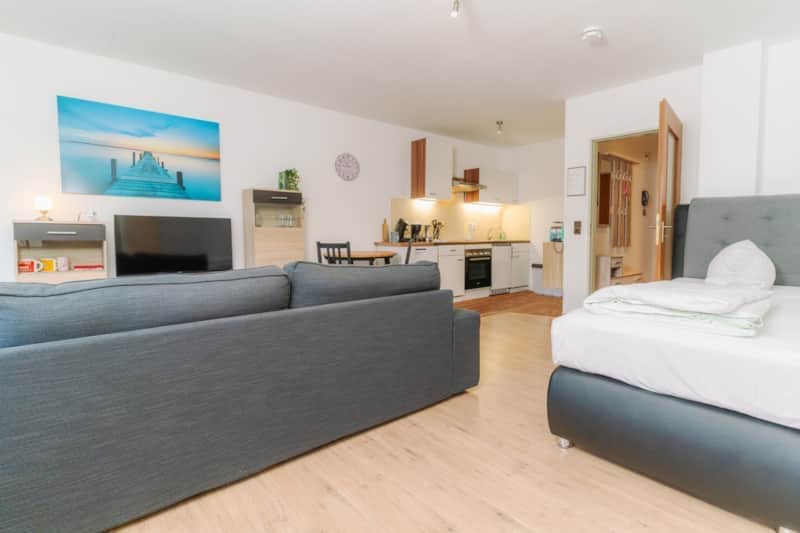 Großes Doppelbett in Wohnzimmer