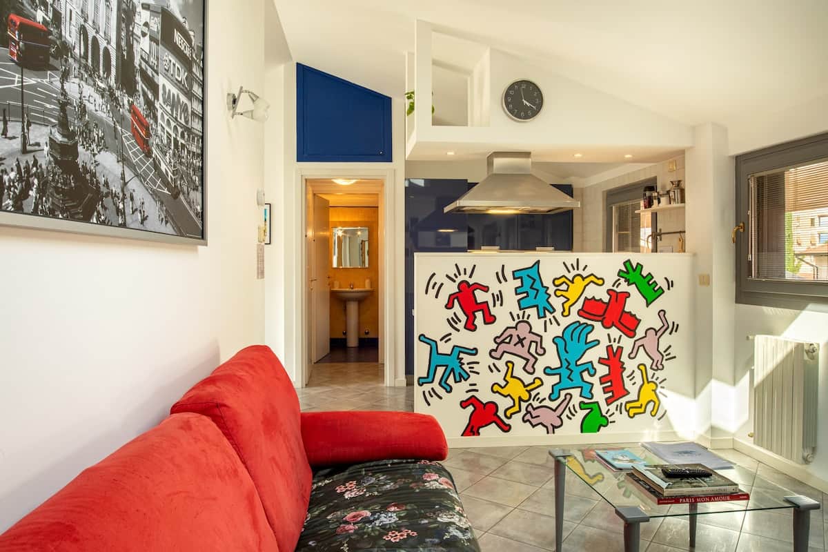Rilassati nell'ampia zona living: un comodo divano ti aspetta per guardare la TV o navigare senza limiti grazie alla connessione Wi-Fi ad alta velocità