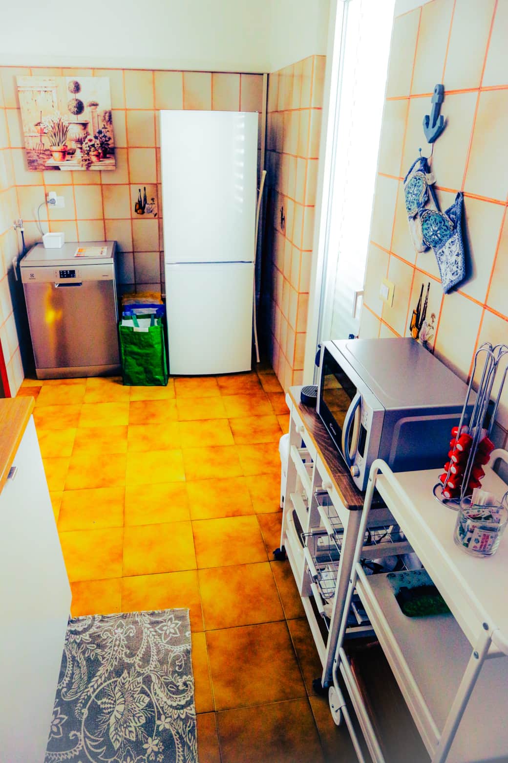 Cucina. Lavastoviglie, Frigo, Asse da stiro, Micronde, Macch. Nespresso, Tostapane, Bollitore, Racco