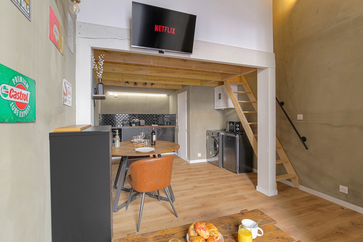 Loft Industriel neuf près de la Cité Internationale : séjour et cuisine en béton brut
