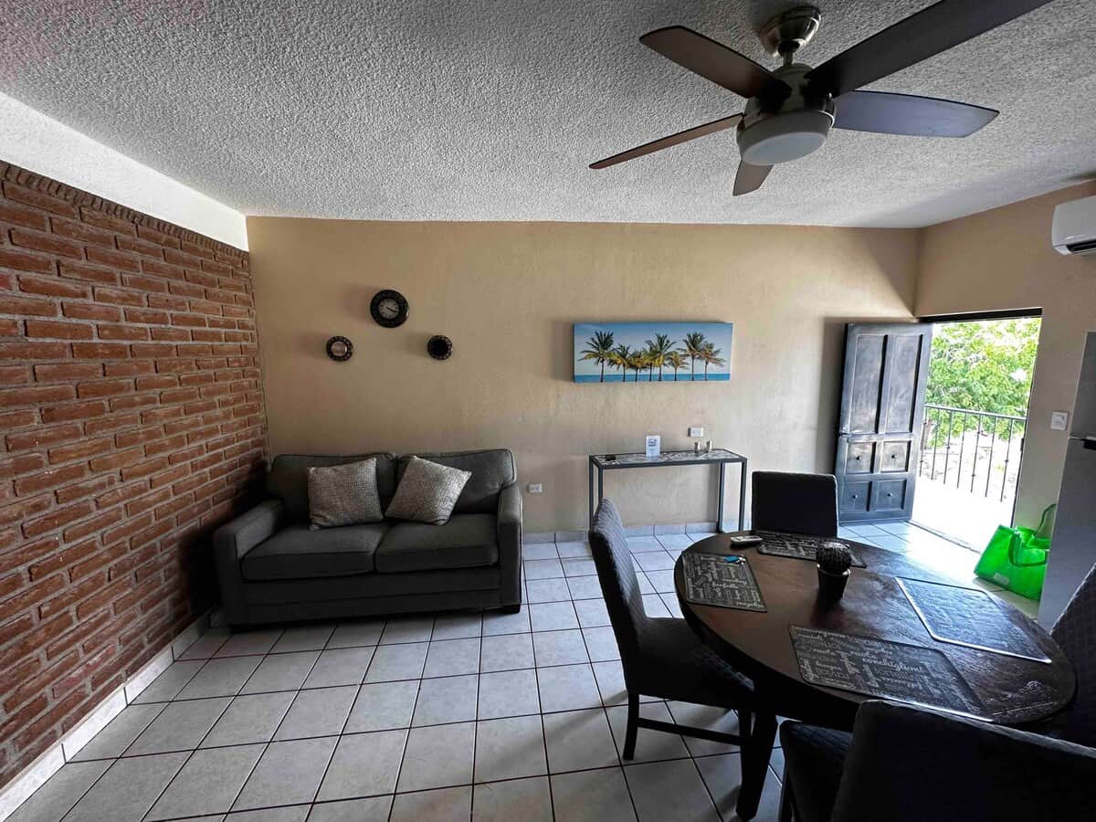 Sala con sofacama comodo y Comedor 