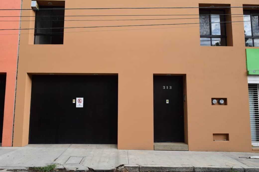 Acceso y cochera para 2 autos subcompactos.