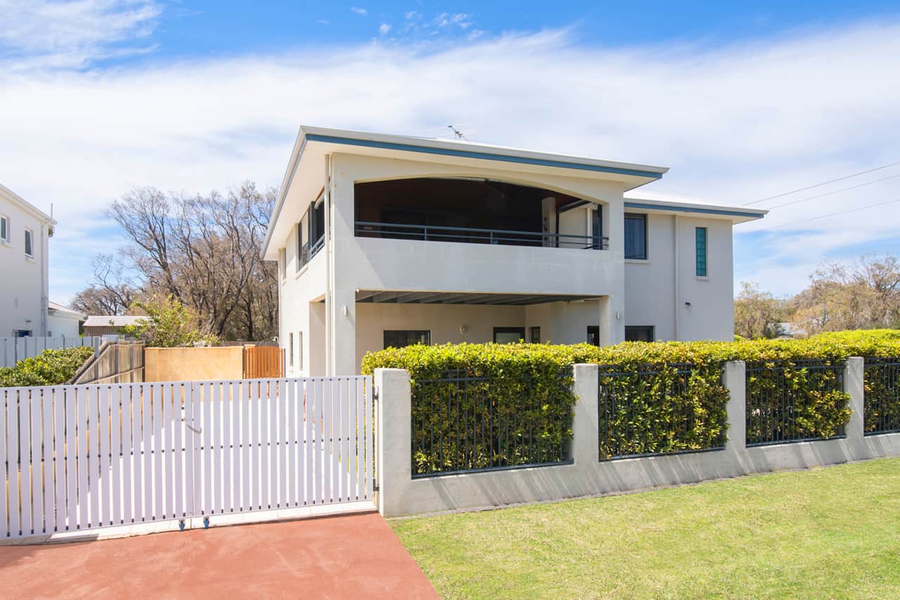 Front of Home showing 1 driveway for parking