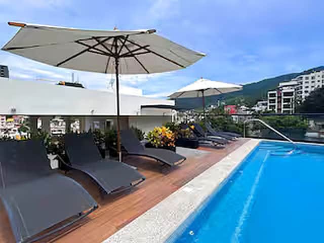 04 espectacular alberca en rooftop con camastros y vistas puerto vallarta